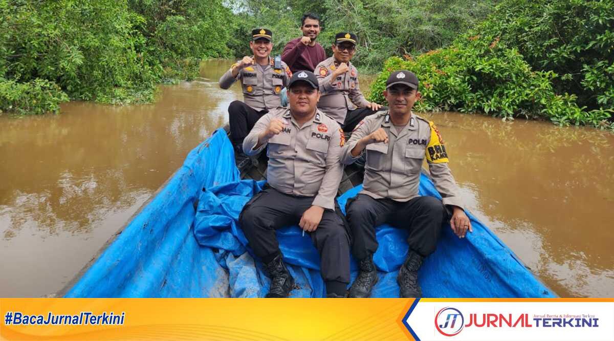 keliling pulau sosialisasi pemilu damai di inhil Personel Polres Inhil menyusuri sungai untuk menjangkau pelosok mengimbau masyarakat agar mewujudkan Pemilu 2024 yang damai, Kamis (28/12/2023). (jurnalterkini.id/abdullah)