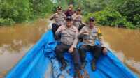 keliling pulau sosialisasi pemilu damai di inhil Personel Polres Inhil menyusuri sungai untuk menjangkau pelosok mengimbau masyarakat agar mewujudkan Pemilu 2024 yang damai, Kamis (28/12/2023). (jurnalterkini.id/abdullah)