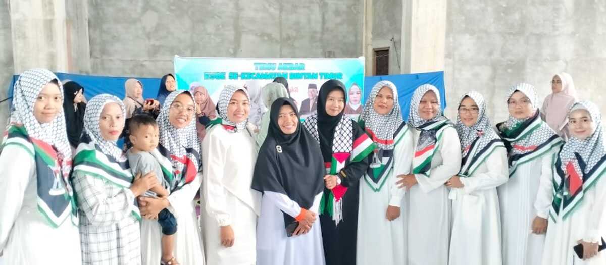 konten kreator bintan-lingga Ketua Komunitas Peduli Kampung Sendiri (KPKS) Bintan-Lingga Fatmawati, S.Pd.I (tengah) bersama emak-emak Bintan-Lingga dalam sebuah acara di Bintan, Jumat (15/12/2023). (kepri.siberindo.co)