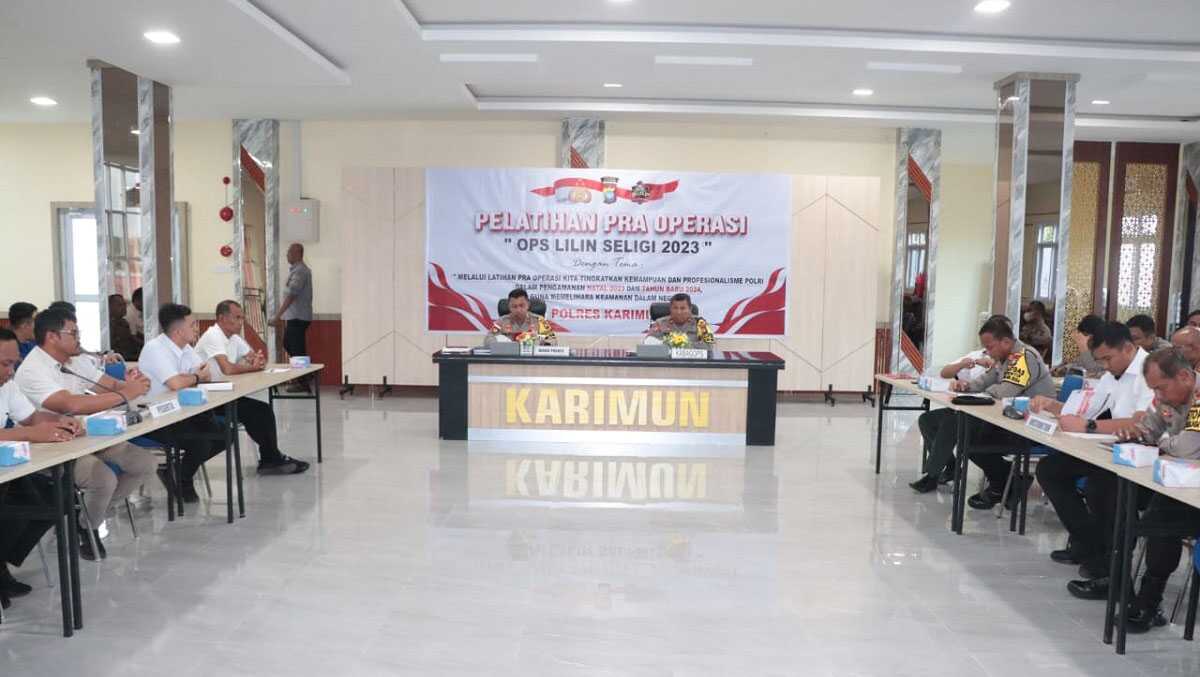 Latihan Pra-Operasi Lilin Seligi 2023 dipimpin Wakapolres Karimun Kompol Herie Pramono di Gedung Catur Prasetya Polres Karimun, Selasa (19/12/2023). (Dok Humas Polres Karimun)