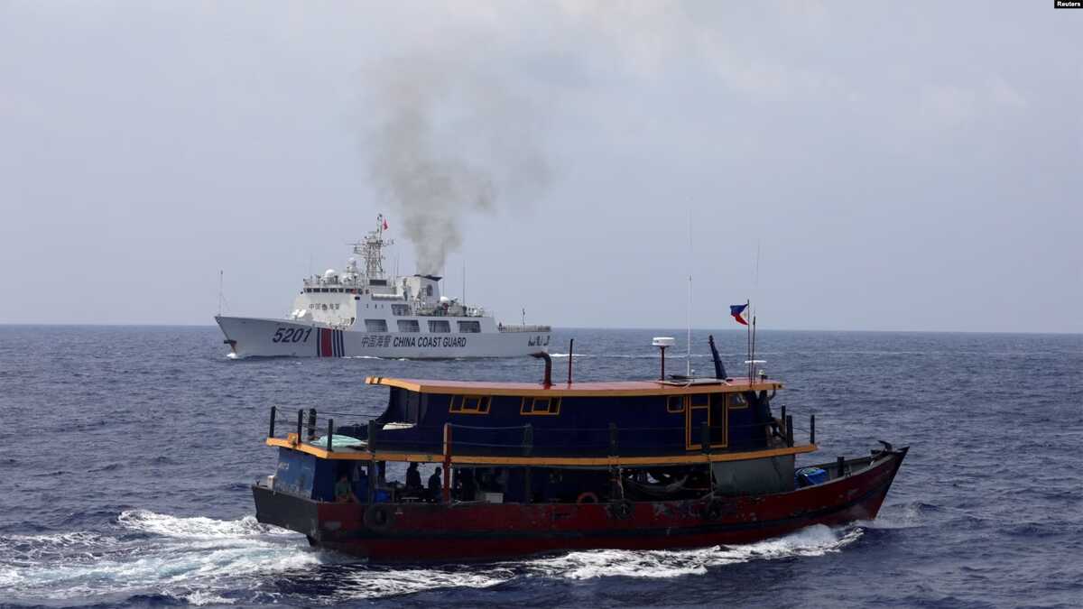 Sebuah kapal pasokan Filipina berlayar di dekat kapal Penjaga Pantai Tiongkok di Laut Tiongkok Selatan, 4 Oktober 2023. (Foto: REUTERS/Adrian Portuga)