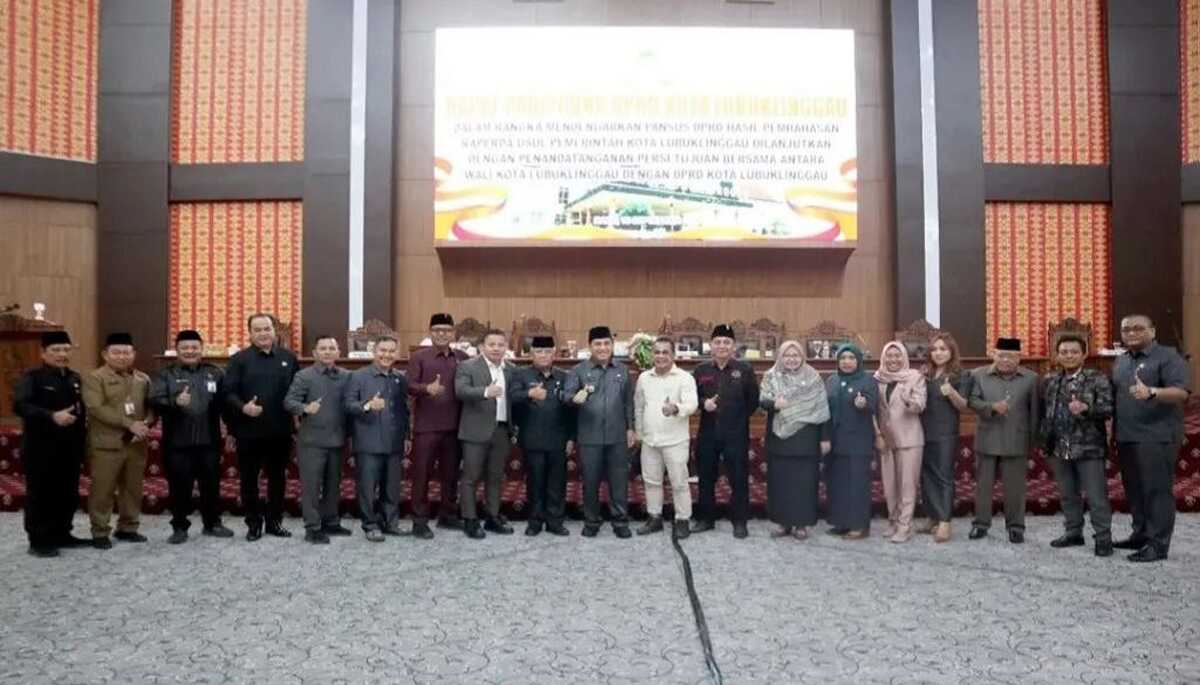 nota keuangan apbd 2024 lubuklinggau Wali Kota dan jajaran DPRD Kota Lubuklinggau berfoto bersama usai rapat paripurna penyampaian Nota Keuangan dan Rancangan Peraturan Daerah (Raperda) mengenai Anggaran Pendapatan dan Belanja Daerah (APBD) 2024, Selasa (15/08/2023). (Dok DPRD Lubuklinggau)