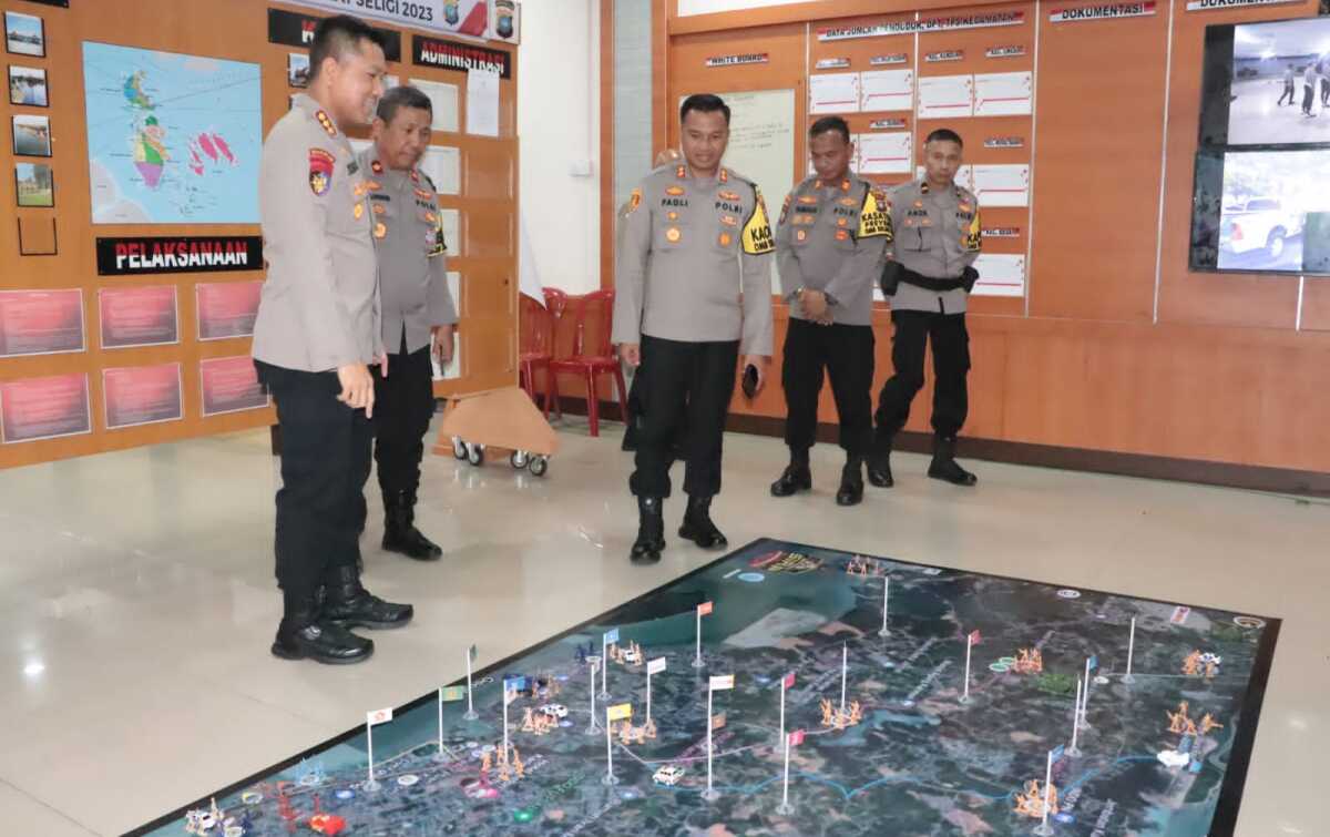 pamatwil operasi mantap brata di Karimun Tim Pamatwil Polda Kepri didampingi Kapolres Karimun AKBP Fadli Agus mengamati peta wilayah untuk pengamanan Pemilu melalui Operasi Mantap Brata, Sabtu (9/12/2023) di Mapolres Karimun. (Dok Humas Polres Karimun)
