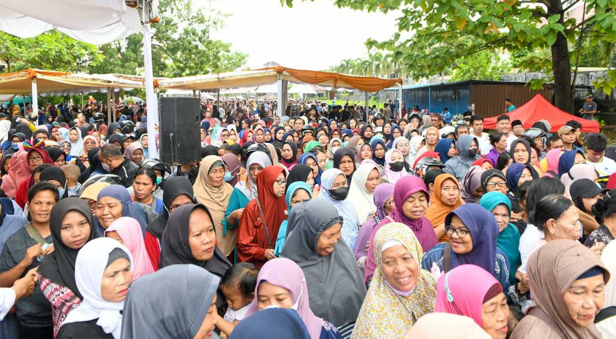 pasar murah di tanjungpinang Kegiatan Pasar Murah di lapangan parkir Villa Pinlang Mas, Kecamatan Tanjungpinang Timur, Kota Tanjungpinang, Jumat (22/12/2023) diserbu warga. (Dok Diskominfo Kepri)