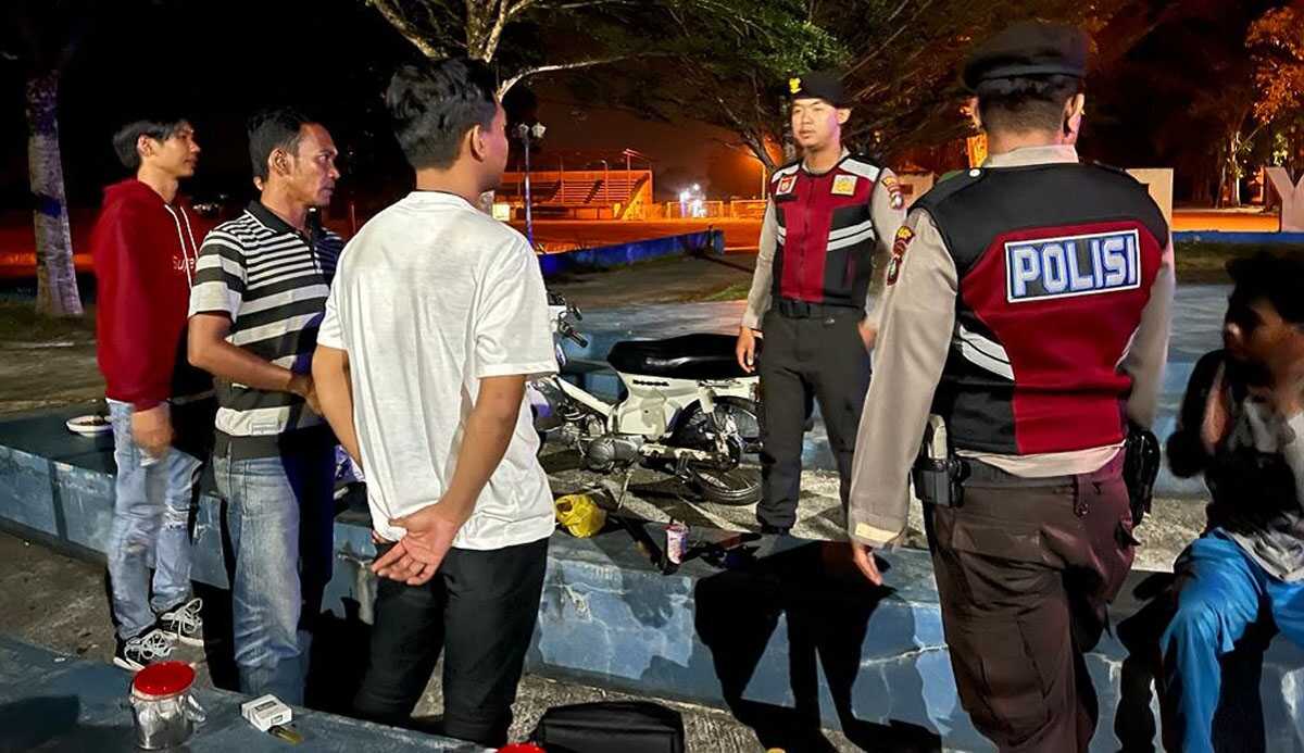 Sejumlah polisi menyamangi kerumunan warga dalam patroli yang digelar Sabtu malam hingga Minggu (17/12/2023) dinihari. (Dok Humas Polres Bintan)