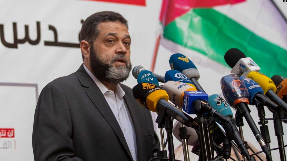 pejabat hamas osama hamdan Pejabat senior Hamas Osama Hamdan berbicara dalam konferensi pers di Beirut, Lebanon, pada 17 Mei 2021. (Foto: AP/Hassan Ammar)