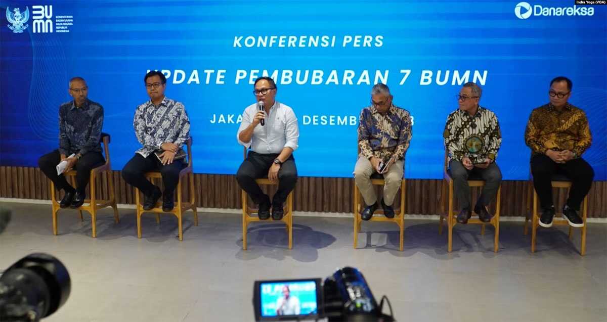 pembubaran bumn-1 Konferensi pers terkait pembubaran 7 BUMN yang dipimpin oleh Wakil Menteri BUMN, Kartika Wirjoatmodjo pada Jumat (28/12) di Jakarta. (VOA/Indra Yoga)
