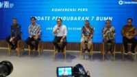 pembubaran bumn-1 Konferensi pers terkait pembubaran 7 BUMN yang dipimpin oleh Wakil Menteri BUMN, Kartika Wirjoatmodjo pada Jumat (28/12) di Jakarta. (VOA/Indra Yoga)