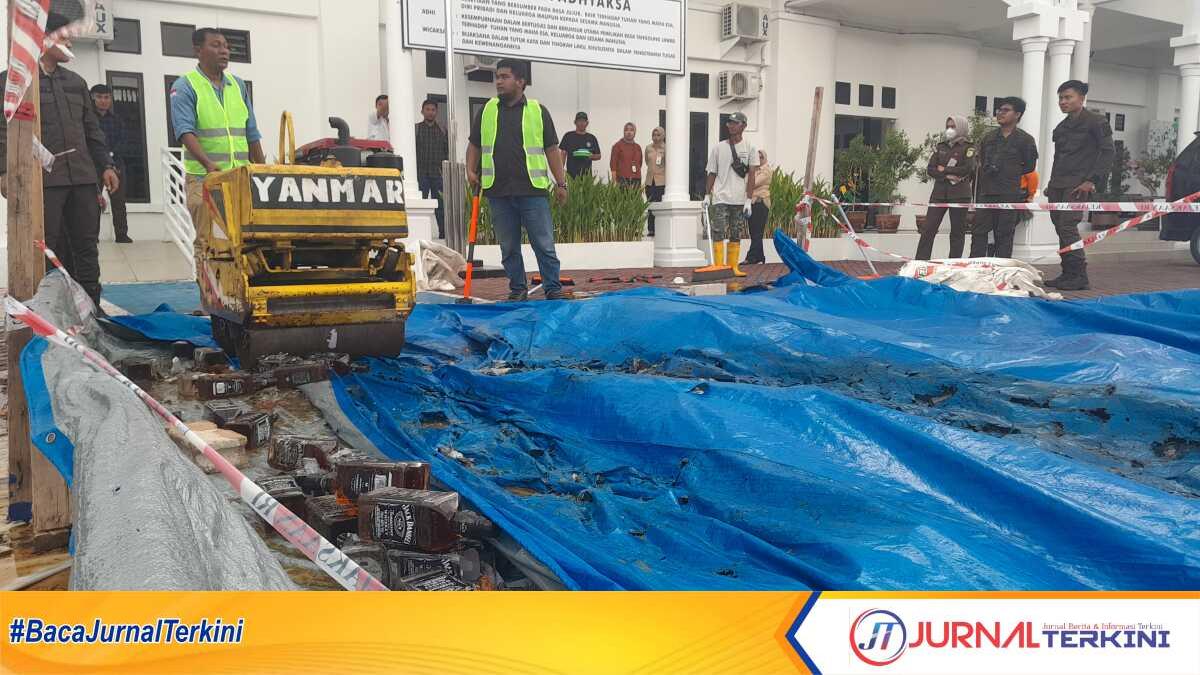 Sebanyak 300 karton minuman beralkohol dari perkara tindak pidana kepabeanan dimusnahkan dengan cara dihancurkan di halaman Kantor Kejari Karimun, Tanjung Balai Karimun, Kamis (21/12/2023). (JurnalTerkini.id/rusdi)