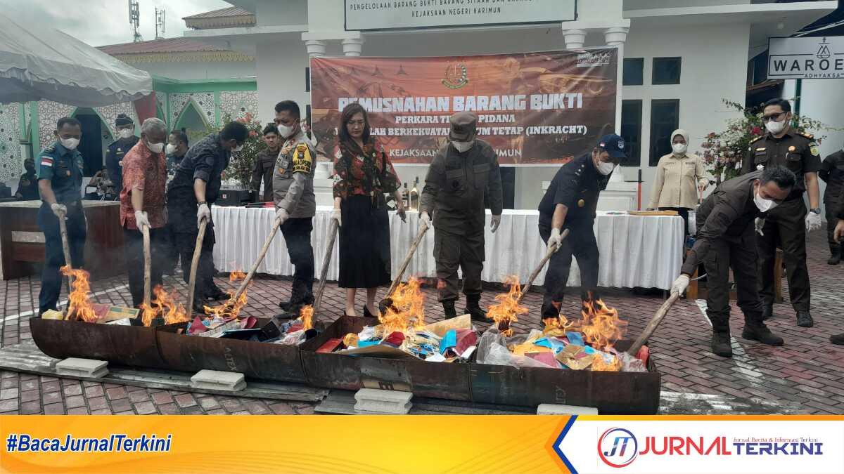 Kepala Kejari Karimun Priyambudi (3 kanan) bersama unsur FKPD dan pejabat daerah memusnahkan barang bukti perkara berstatus inkracht dengan cara dibakar di halaman Kantor Kejari Karimun, Tanjung Balai Karimun, Kamis (21/12/2023). (JurnalTerkini.id/rusdi0