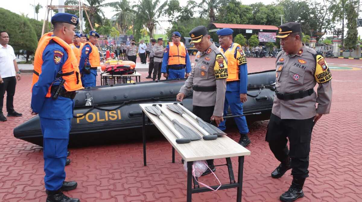 penanggulangan bencana polres karimun Kapolres Karimun AKBP Fadli Agus memeriksa perahu karet yang akan digunakan untuk penanggulangan bencana di Mapolres Karimun, Selasa (12/12/2023). (dok Humas Polres Karimun)