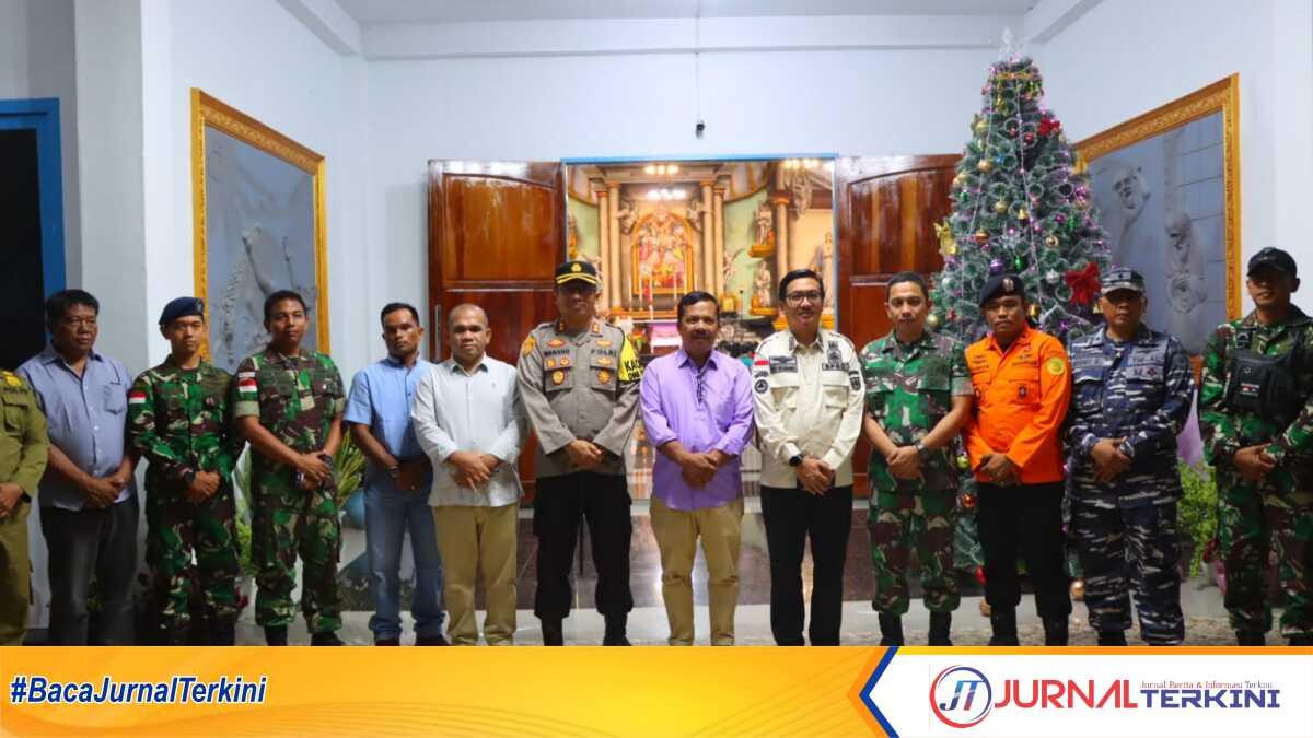Kapolres Natuna, bersama Sekda dan unsur Forkopimda lainnya, saat meninjau pelaksanaan ibadah Natal 2023 di salah satu gereja di Ranai, Minggu (24/12/2023) malam. (foto :humres natuna)