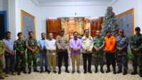pengamanan natal di natuna Kapolres Natuna, bersama Sekda dan unsur Forkopimda lainnya, saat meninjau pelaksanaan ibadah Natal 2023 di salah satu gereja di Ranai, Minggu (24/12/2023) malam. (foto :humres natuna)