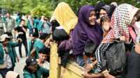 Ratusan mahasiswa merelokasi paksa para pengungsi Rohingya dari Balai Meuseuraya ke kantor Kemenkumham wilayah Aceh di Banda Aceh, Rabu, 27 Desember 2023. (Foto: Riska Munawarah/Reuters)