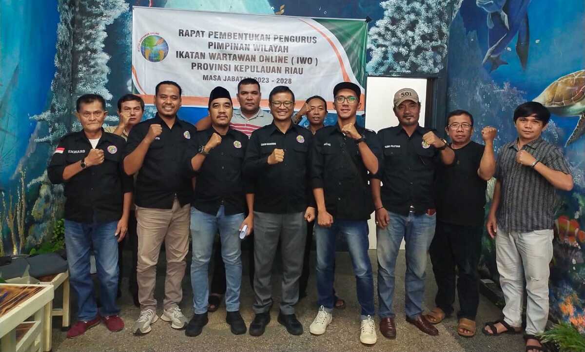 pengurus IWO Kepri Iskandar Syah beserta jajaran pengurus anggota berfoto bersama usai terpilih sebagai Ketua Ikatan Wartawan Online (IW0) Wilayah Provinsi Kepri di Tanjungpinang, Minggu (3/12/2023). (Dok IWO Kepri)
