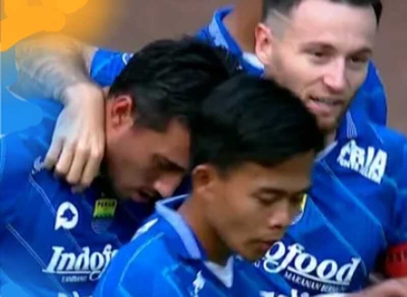 persib bandung-1 Para pemain Persib tertunduk lesu usai kalah 0-2 atas tim tamu Persik Kediri di Stadion GBLA, Bandung, Minggu (10/12/2023) malam. (siberindo.co)