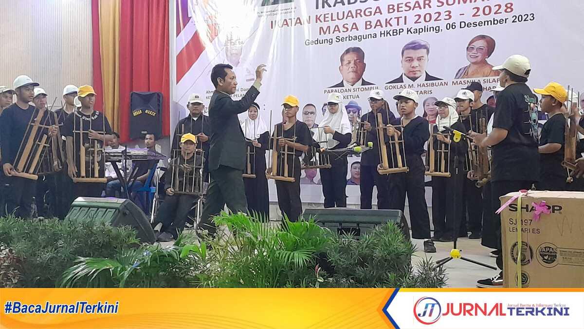 pertunjukan angklung SLB Negeri Karimun 1 Beberapa siswa Sekolah Luar Biasa (SLB) Negeri Karimun unjuk kebolehan memainkan alat musik tradisional angklun dengan lagu tradisional Suku Batak dalam acara pelantikann pengurus IKABSU Kabupaten Karimun di Gedung Sopo Godang HKBP, Tanjung Balai Karimun, Rabu (6/12/2023) malam. Penonton pun terpukau dengan penampilan anak-anak penyandang disabilitas ini. (JurnalTerkini.id/jansen)