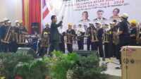 pertunjukan angklung SLB Negeri Karimun 1 Beberapa siswa Sekolah Luar Biasa (SLB) Negeri Karimun unjuk kebolehan memainkan alat musik tradisional angklun dengan lagu tradisional Suku Batak dalam acara pelantikann pengurus IKABSU Kabupaten Karimun di Gedung Sopo Godang HKBP, Tanjung Balai Karimun, Rabu (6/12/2023) malam. Penonton pun terpukau dengan penampilan anak-anak penyandang disabilitas ini. (JurnalTerkini.id/jansen)