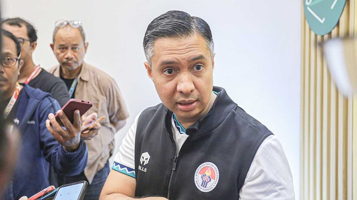 Tenaga Ahli Kemenpora Bidang Diaspora dan Kepemudaan Hamdan Hamedan saat mengunjungi Information Center Piala Dunia U-17 Surakarta, Sabtu (2/12/2023). Tingkat rata-rata kehadiran penonton di stadion dikatakannya sudah melampaui target FIFA. Dan ini patut mendapat apresiasi. (kemkominfo)