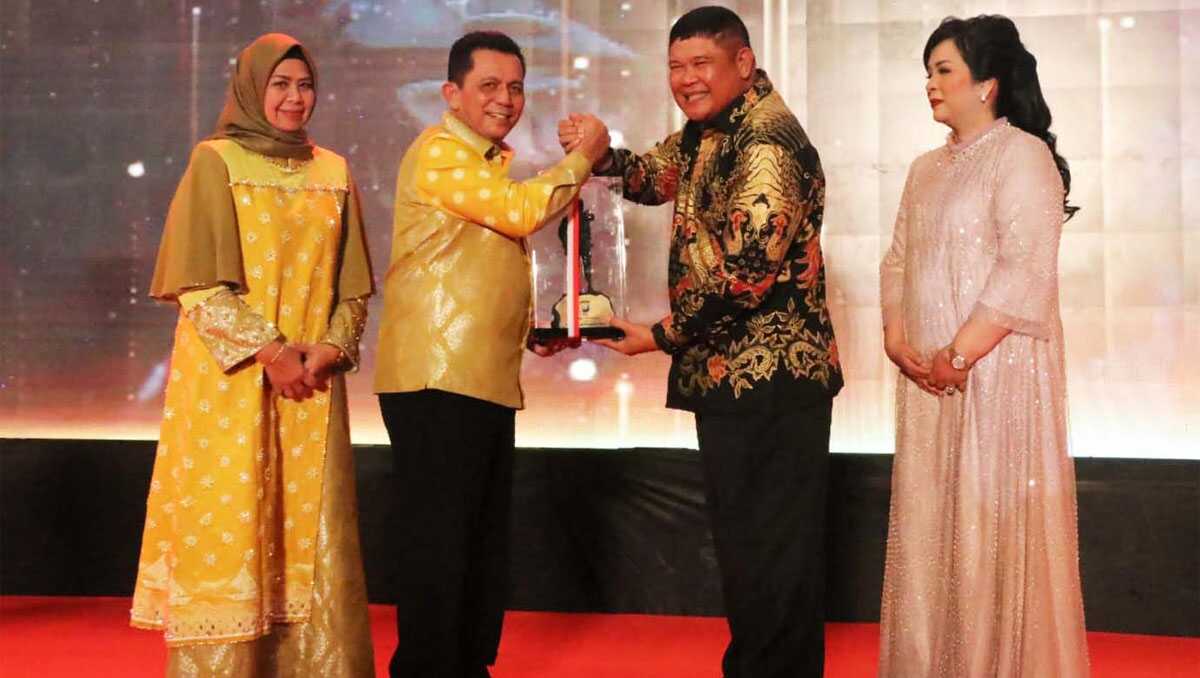 Kenal pamit Kapolda Kepri yang baru Brigjen Pol. Yan Fitri Halimansyah dan Kapolda Kepri yang lama Irjen Pol. Tabana Bangun di Grand Ballroom Hotel Radisson, Batam, Selasa (18/12/2023). (Dok Diskominfo Kepri)