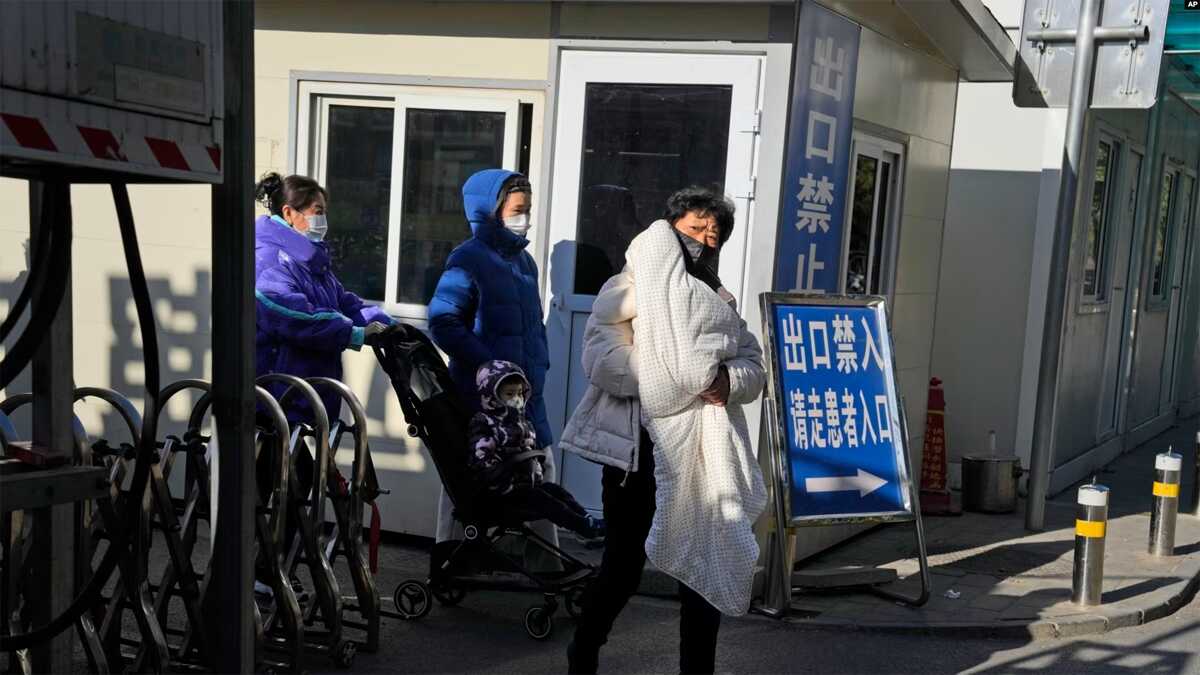 pneumonia FILE - Seorang perempuan menggendong seorang anak saat mereka meninggalkan rumah sakit anak-anak di Beijing, Jumat, 24 November 2023. (AP/Ng Han Guan)