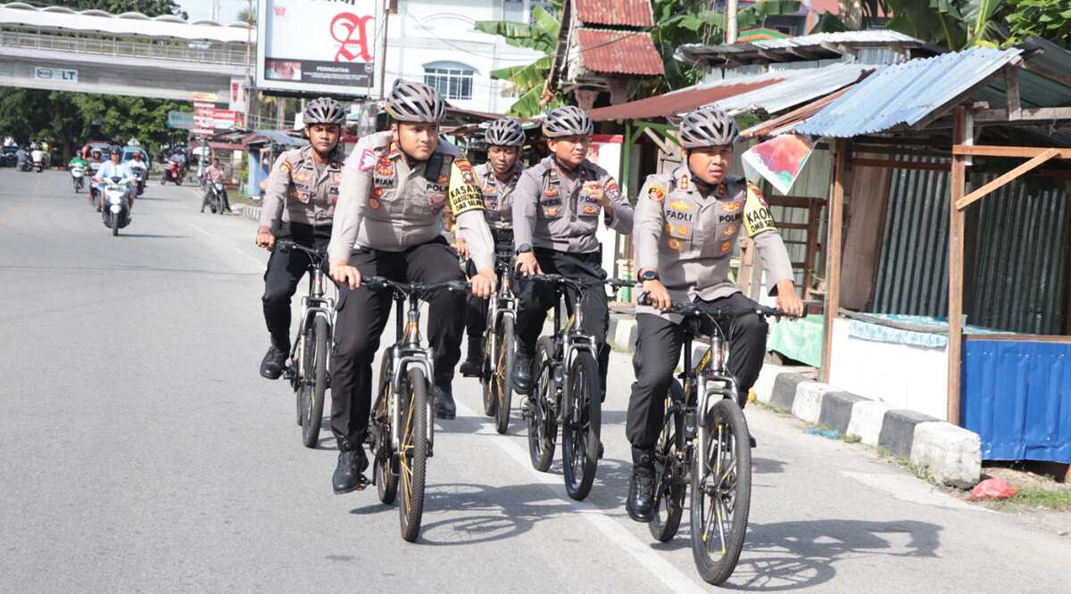 Kapolres Karimun AKBP Fadli Agus didampingi Kasat Lantas Iptu Dristica Brian Arya Leviantona dan personel Samapta patroli bersepeda ke Pasar Puan Maimun, Kamis (30/11/2023). (Dok Humas Polres Karimun)