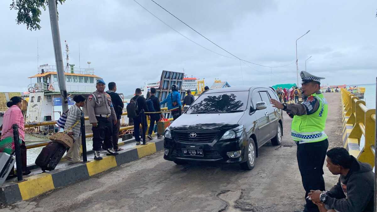 pos terpadu bulang linggi polres bintan Aparat keamanan mengatur lalu lintas kendaraan di Pelabuhan Penyeberangan Bulang Linggi, Tanjung Uban, Jumat (22/12/2023). (Dok Humas Polres Bintan)