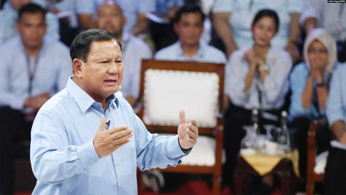 prabowo dalam debat capres Calon presiden Prabowo Subianto menyampaikan visi dan misinya dalam Debat Pertama Capres 2024 yang diadakan oleh Komisi Pemilihan Umum RI (KPU RI) pada Selasa (12/12) di Jakarta. (VOA/Indra Yoga)