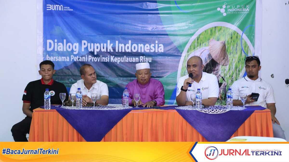 Direktur Transformasi Bisnis Pupuk Indonesia, Panji Winanteya Ruky saat berdialog dengan petani Kecamatan Bunguran Tengah di Kantor Kepala Desa Air Lengit, Kecamatan Bunguran Tengah, Sabtu (2/12/2023). (foto : rls)