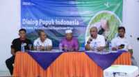 Direktur Transformasi Bisnis Pupuk Indonesia, Panji Winanteya Ruky saat berdialog dengan petani Kecamatan Bunguran Tengah di Kantor Kepala Desa Air Lengit, Kecamatan Bunguran Tengah, Sabtu (2/12/2023). (foto : rls)