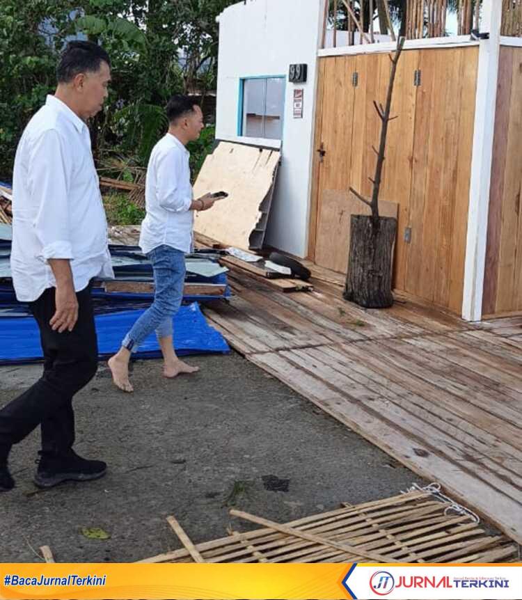 Bupati Natuna, Wan Siswandi saat meninjau rumah masyarakat yang terkena musibah angin puting beliung di Kecamatan Batu Hitam, Jumat (1/12/2023). (foto : hms)