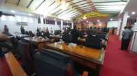 Kursi-kursi wakil rakyat di DPRD Karimun banyak yang kosong, hanya 10 orang yang hadir, termasuk unsur pimpinan dalam rapat paripurna pengambilan sumpah dan janji Asihadi, pengganti antarwaktu Kamaruddin dari PKS di Gedung DPRD Karimun, Kamis (30/11/2023). (JurnalTerkini.id/jansen(