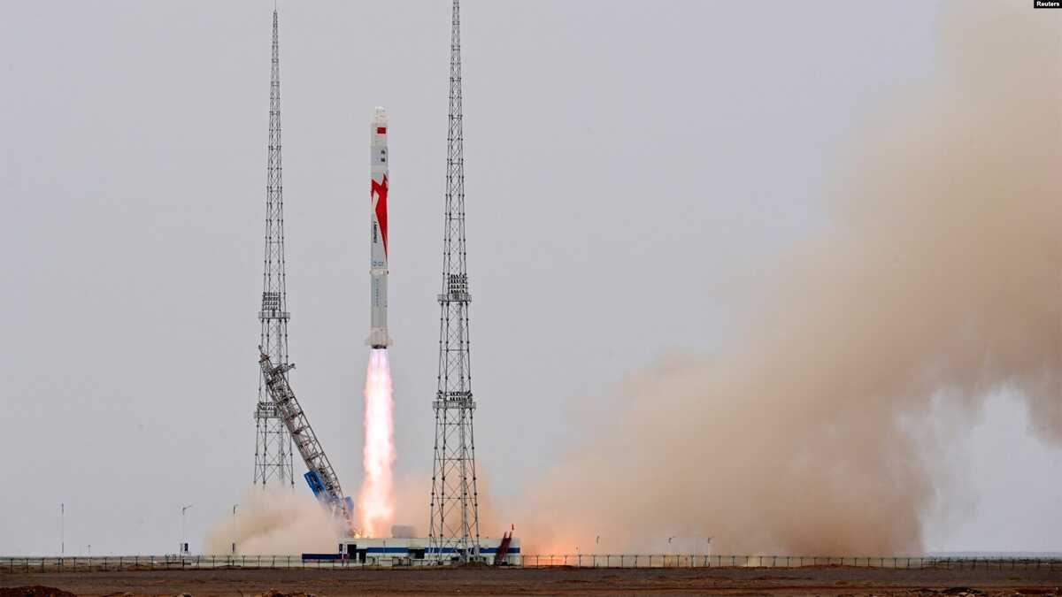 The Zhuque-2 Carrier Rocket, roket oksigen metana-cair oleh perusahaan Cina Landspace, lepas landas dari pusat peluncuran satelit Jiuquan, dekat Jiuquan, Provinsi Gansu, Tiongkok 12 Juli 2023. (Foto: CNSPHOTO via Reuters)