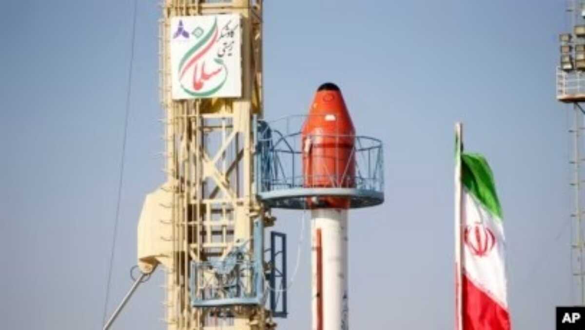 Roket Iran sebelum diluncurkan dari lokasi yang dirahasiakan ke orbit, Rabu 6 Desember 2023. Tanda di sebelah kiri bertuliskan dalam bahasa Farsi "Salman penjelajah biologis." (Kementerian Pertahanan Iran via AP)