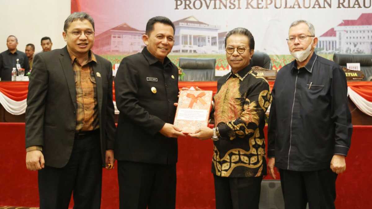 rpjmd kepri Gubernur Kepri Ansar Ahmad menerima salinan dua perda yang telah disahkan dalam rapat paripurna di Balairung Wan Seri Beni, Dompak, Tanjungpinang, Selasa (12/12/2023).. (Dok Diskominfo Kepri)