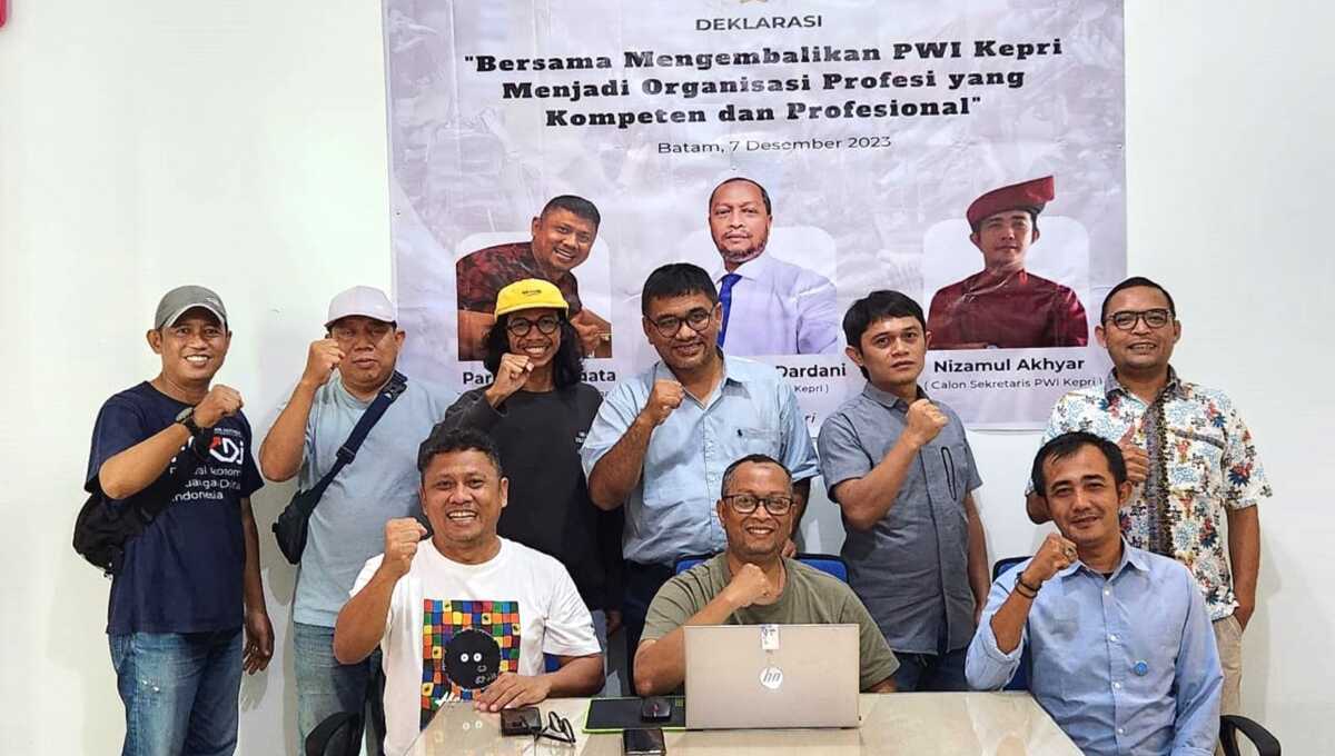 saibansah-parna calon ketua pwi kepri Deklarasi pasangan Saibansah Dardani dan Parna Edison Simarmata menjadi calon Ketua PWI Kepri dan Ketua Dewan Kehormatan PWI Kepri periode 2023-2028 di Atoek Coffee Batam Center. (Foto: J5NEWSROOM.COM)