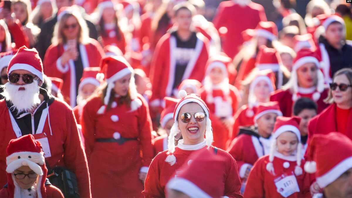 Sejumlah warga mengikuti acara tahunan "Santa run" untuk menggalang dana untuk kegiatan amal di Pristina, Kosovo, pada 25 Desember 2022. (Foto: AFP/Armend Nimani)