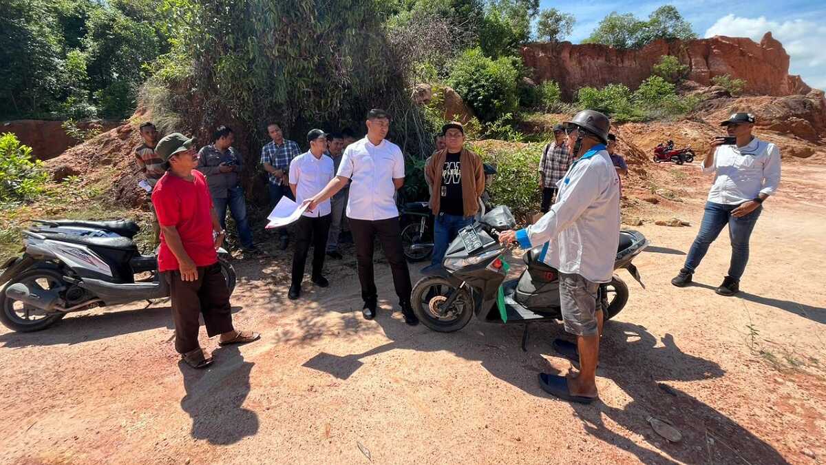 Kasat Reskrim Polres Karimun AKP Gidion Karo Sekali (tengah, baju puti), Selasa (5/12/2023) meninjau lahan Nyok Min alias Peng Tie di Kelurahan Tebing, Kecamatan Tebing. Peninjauan dan pengukuran lahan dilakukan terkait penyelidikan laporan Peng Tie, bahwa materia tanah atau tanah urug dari lahannya itu telah dicuri(JurnalTerkini.id/rusdi)