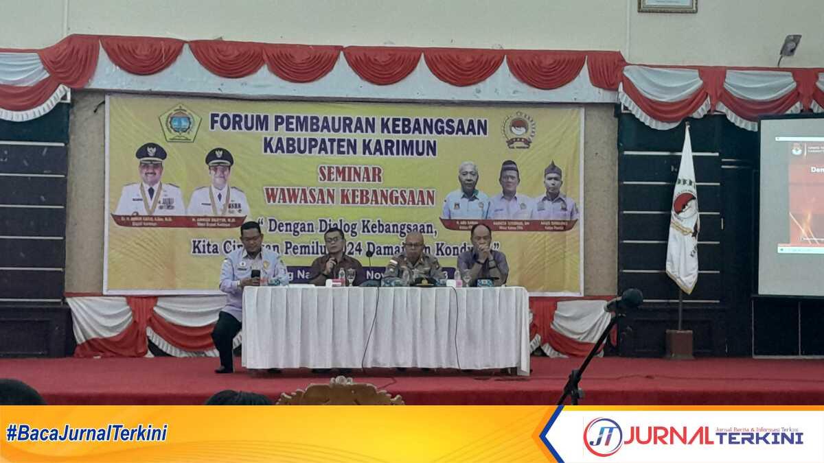 Ketua KPU Karimun Mardanus (2 kiri), Kepala Kesbangpol Karimun Zifridin (2 kiri) dan Kasat Binmas Polres Karimun AKP Sismiantoro (kanan) jadi narasumber Seminar Wawasan Kebangsaan yang digelar Forum Pembauran Karimun (FPK), Kamis (30/11/2023). (Jurnalterkini.id/rusdi)