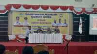 Ketua KPU Karimun Mardanus (2 kiri), Kepala Kesbangpol Karimun Zifridin (2 kiri) dan Kasat Binmas Polres Karimun AKP Sismiantoro (kanan) jadi narasumber Seminar Wawasan Kebangsaan yang digelar Forum Pembauran Karimun (FPK), Kamis (30/11/2023). (Jurnalterkini.id/rusdi)