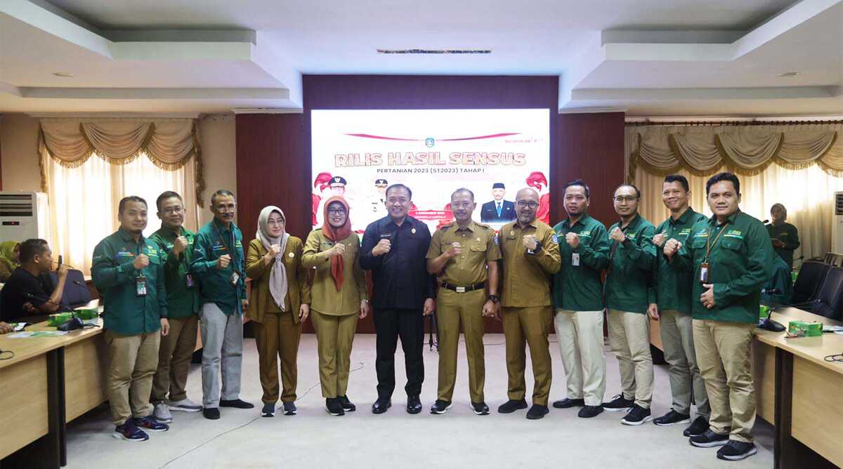 sensus pertanian 2023 di kepri Kepala BPS Kepri Darwis Sitorus dan Sekdaprov Kepri Adi Prihantara (2 tengah) berfoto bersama jajaran usai rilis hasil Sensus Pertanian 2023 di Kantor Gubernur Kepri, Dompak, Tanjungpinang, Senin (4/12/2023). (dok diskominfo kepri)