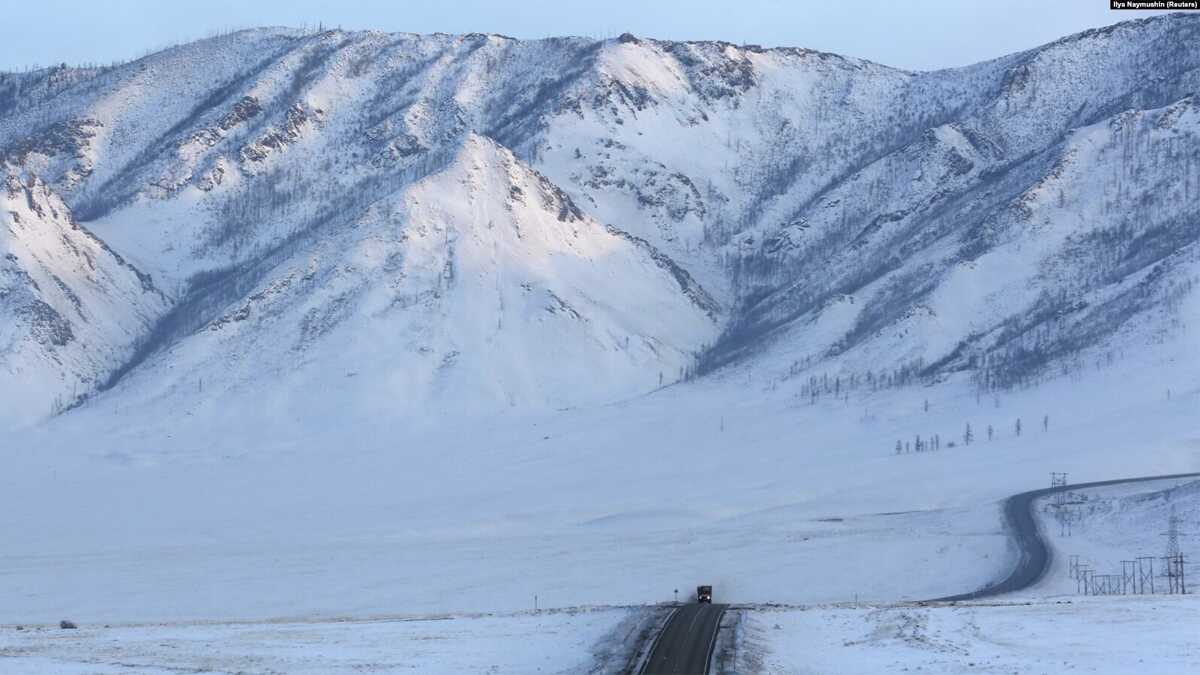 siberia selatan Sebuah truk melaju di sepanjang jalan raya federal R257 saat matahari terbenam di utara kota Kyzyl di Siberia Selatan, Rusia, 13 Februari 2018. (Foto: REUTERS/Ilya Naymushin)