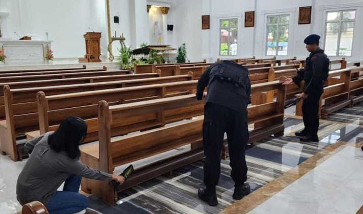 sterilisasi gereja jelang misa natal di karimun-1 Personel Brimob menyisir ruangan gereja untuk memastikan aman dari dari ancaman gangguan kamtibmas jelang ibadah Natal 2023 di Tanjung Balai Karimun, Minggu (24/12/2023). (Dok Humas Polres Karimun)