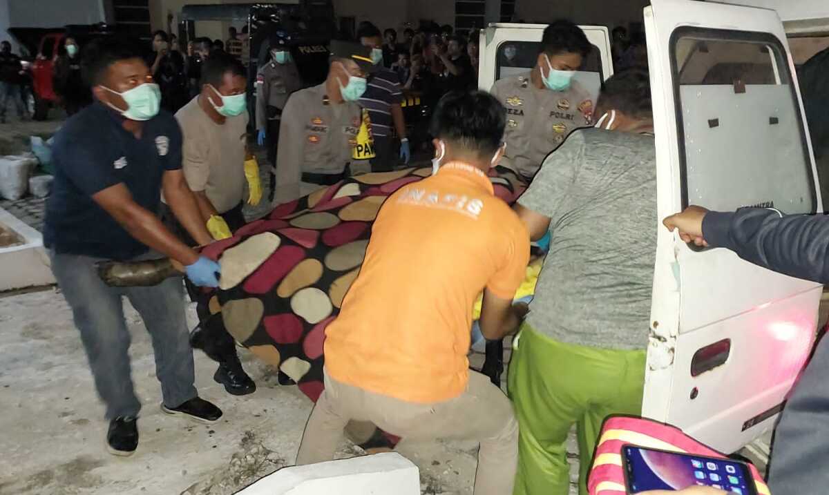 Tim Inafis Polres Karimun mengevakuasi jenazah Suhendro ke dalam ambulans untuk dibawa ke RSUD Muhammad Sani, Sabtu (16/12/2023) malam. (Dok Humas Polres Karimun)