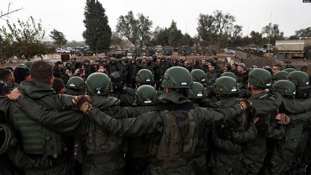 tentara zionis israhel Tentara Israel bersiap memasuki Jalur Gaza, di tengah konflik yang sedang berlangsung antara Israel dan Hamas, di perbatasan Israel dengan Gaza di Israel selatan, 13 Desember 2023. (Foto: REUTERS/Ronen Zvulun)