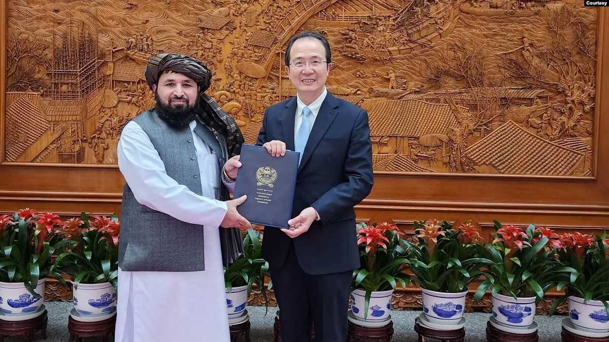 tiongkok-taliban Duta Besar Taliban Assadullah Bilal Karimi menyerahkan surat-surat kepercayaan kepada Hong Lei, Direktur Jenderal Departemen Protokol Kementerian Luar Negeri Tiongkok, di Beijing, 1 Desember 2023. (Foto: Pemerintah Taliban)