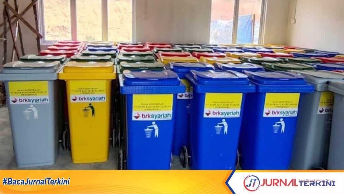 tong sampah bantuan Bank Riau Kepri Syariah Karimun 130 ton sampah dari dana CSR Bank Riau Kepri untuk Dinas Lingkungan Hidup Kabupaten Karimun. (Dokumentasi pribadi)