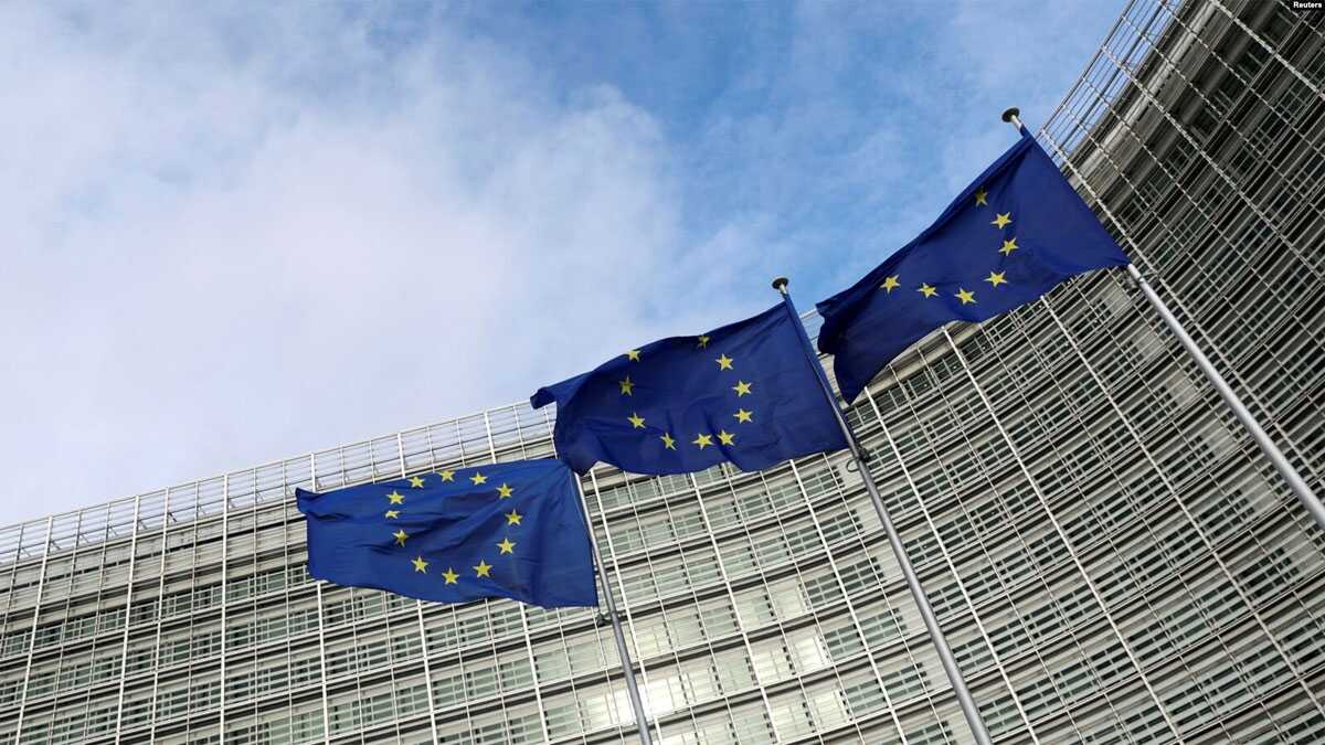 FILE: Bendera Uni Eropa berkibar di luar Komisi Eropa di Brussels, Belgia 8 November 2023. (REUTERS/Yves Herman)