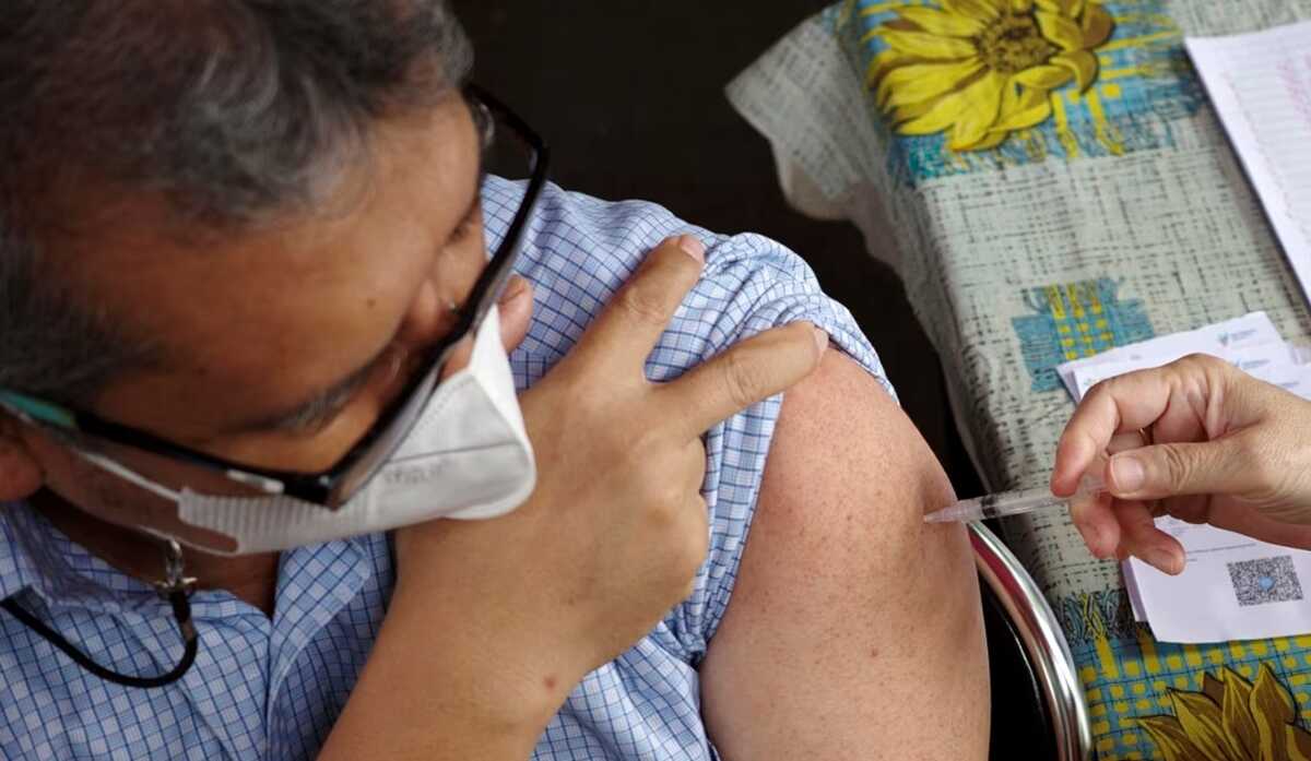vaksinasi covid-19 Seorang pria sedang diimunisasi vaksin COVID-19 di sebuah puskesmas di Jakarta, 1 Februari 2023. (Foto: Bay Ismoyo/AFP)