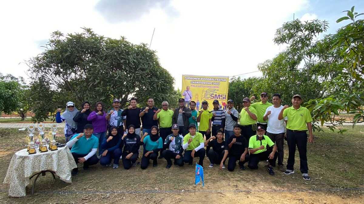 Pengurus SMSI Provinsi Kepri, SMSI Kota Batam dan panitia turnamen woodball Piala Ketua SMSI Kepri berfoto bersama. (dok SMSI Kepri)